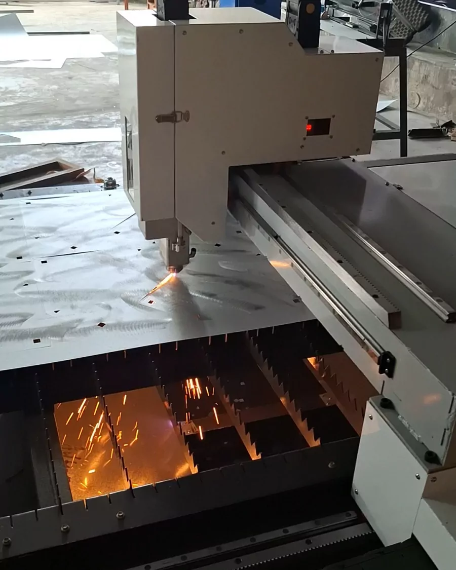 Mesin laser CNC memotong panel kubah secara presisi